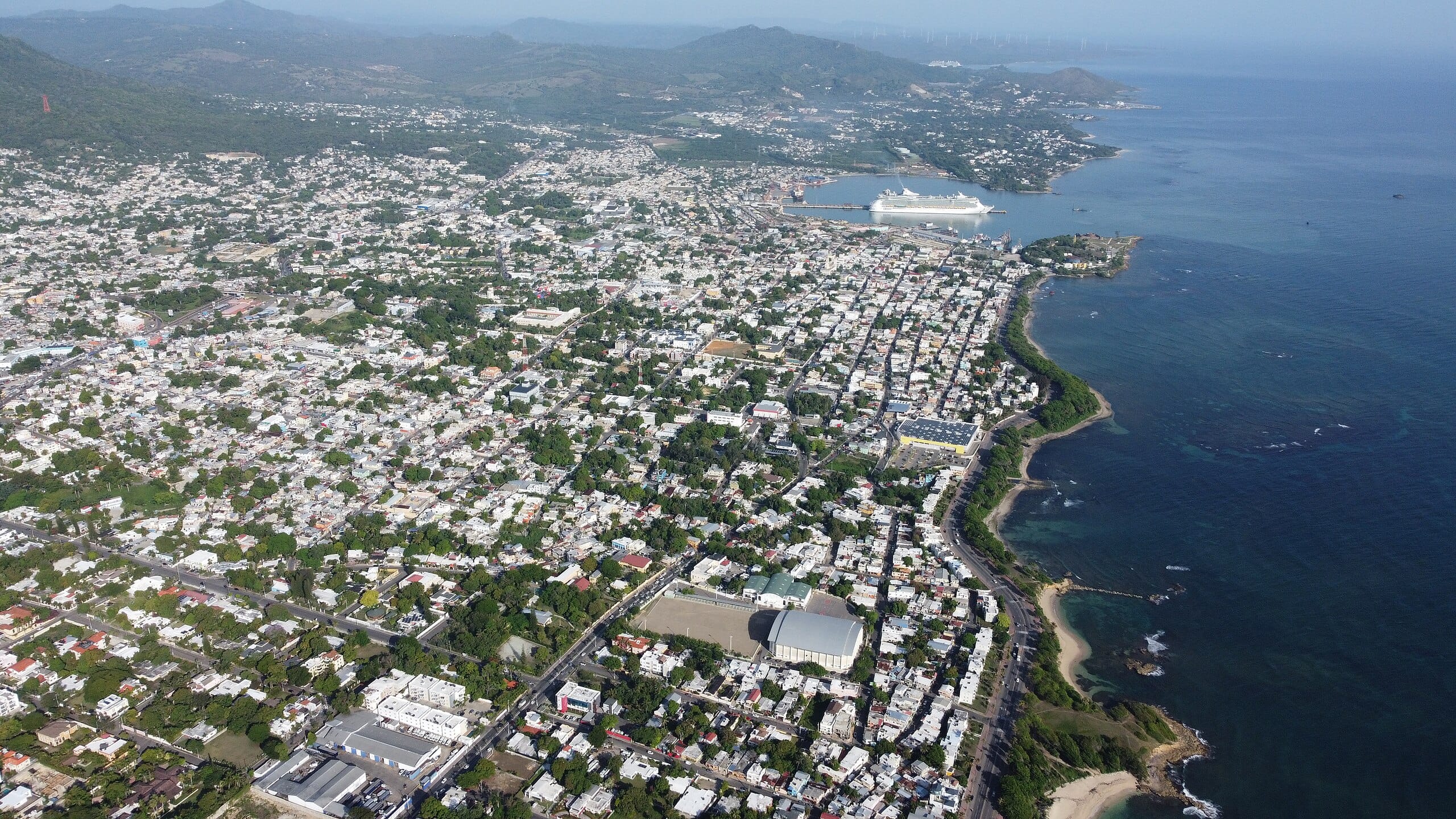 Puerto Plata Aerial View Por Jusunx - Trabajo propio, CC BY-SA 4.0, https://commons.wikimedia.org/w/index.php?curid=135049231