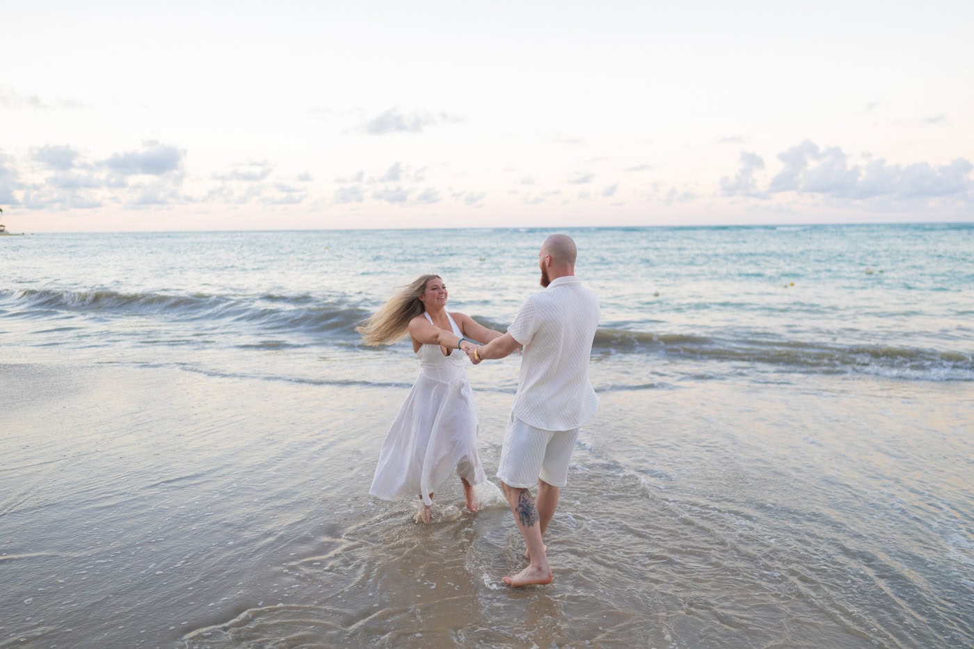 Beach photoshoot couple in Punta Cana